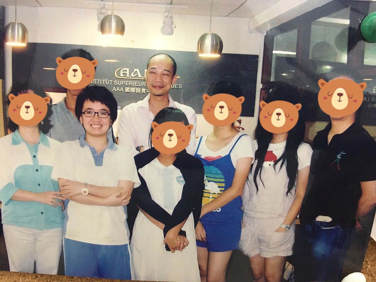 雷思琪与三爱老师的启程合影，其他同学以柔和马赛克保护隐私