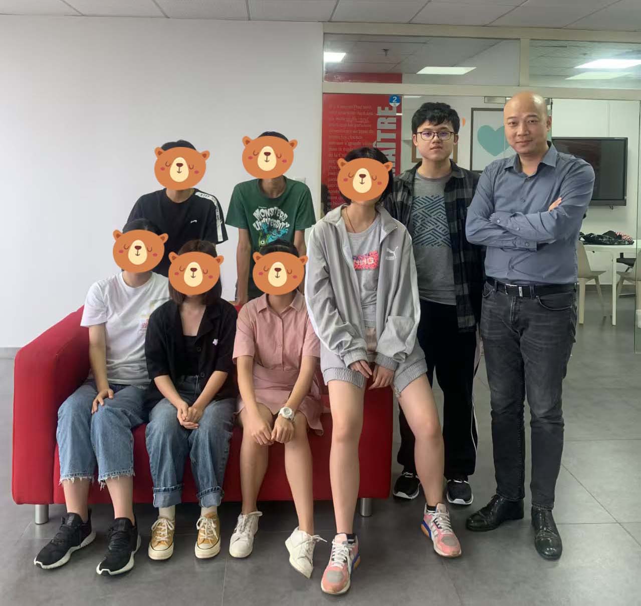 梁鹏宇在三爱出发前的学习合影