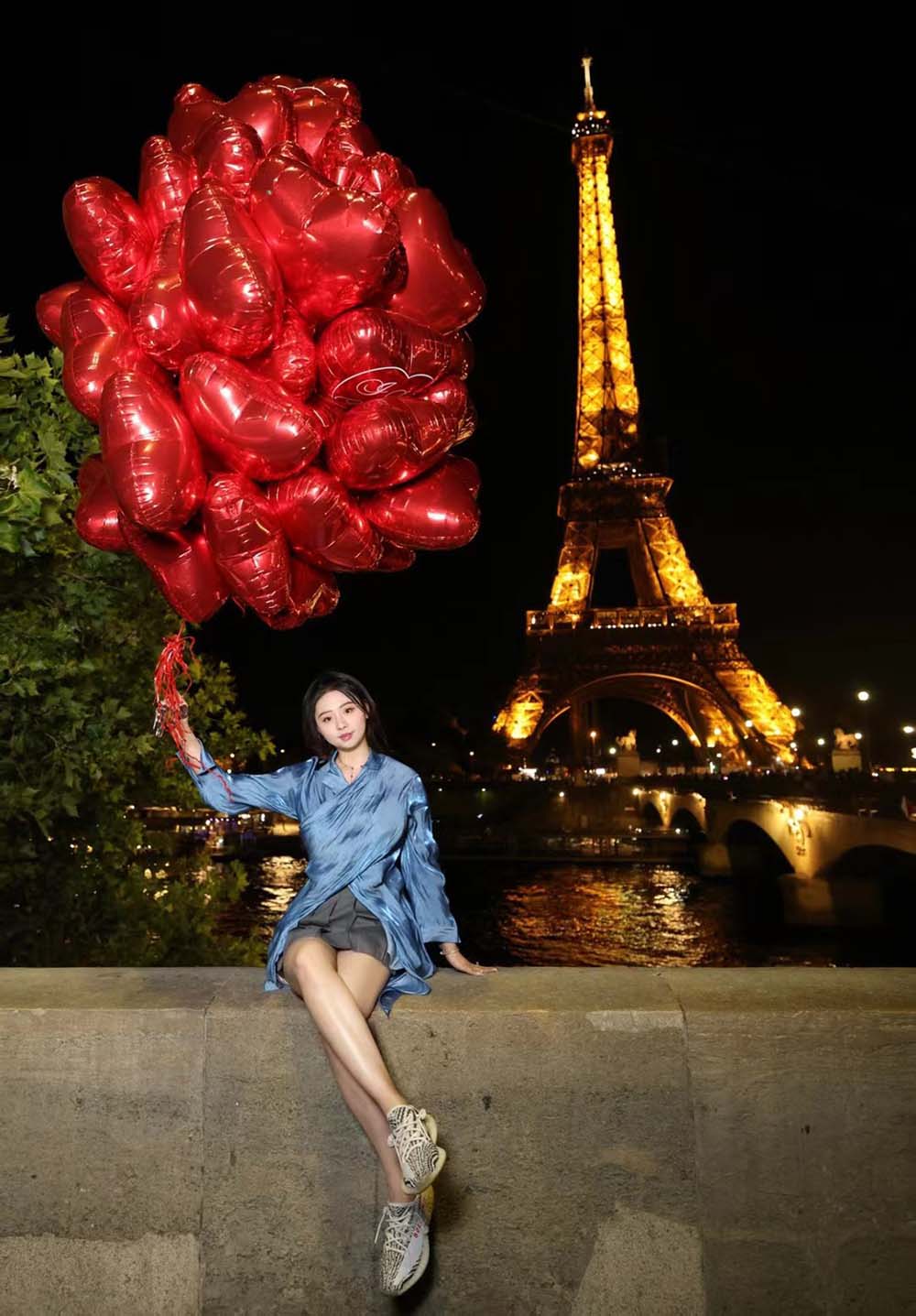 谢雅诗在巴黎街区的照片