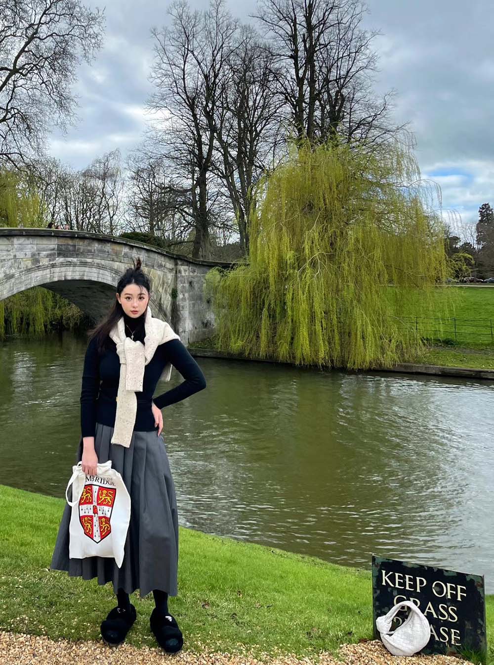 谢雅诗在法国高中校园里的日常学习场景